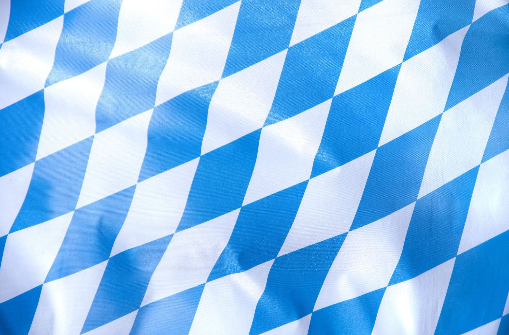 Flagge von Bayern im Hintergrund