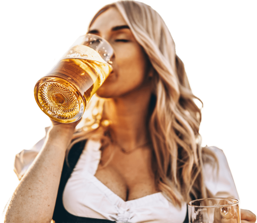 Frau im Dirndl trinkt bier
